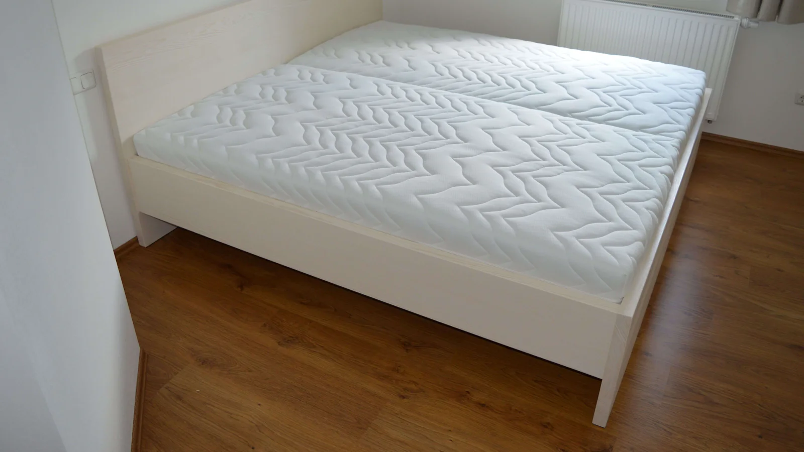 Bett in Weißtanne hell lasiert und Einbauschrank