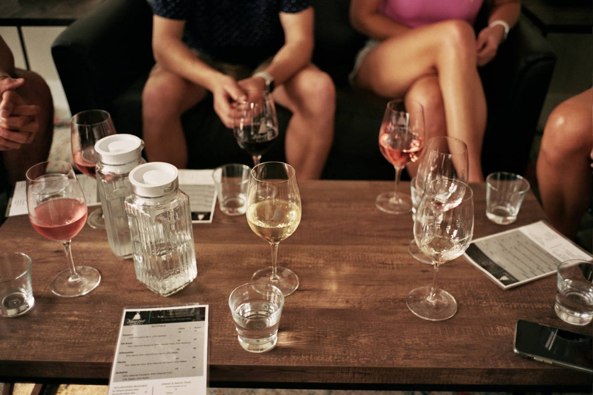Dégustation de groupe lors d'une sortie d'entreprise autour du vin