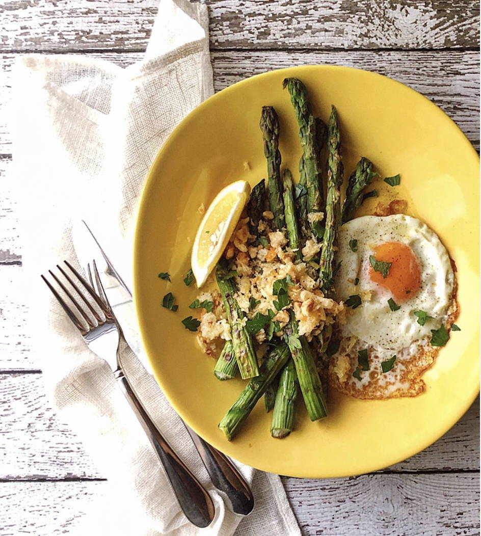  Asparagus with walnuts and a fried egg 