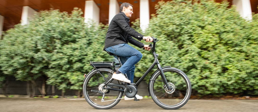 Man op zijn elektrische fiets, die 5 jaar meegaat zonder onderhoud.
