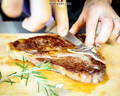 Schnitt eines T-Bone-Steaks vom Wagyu-Rind