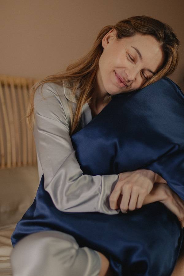 Taie d'oreiller Pure soie Emily's Pillow  Bleu Nuit pour une nuit de sommeil réparatrice et une peau en bonne santé