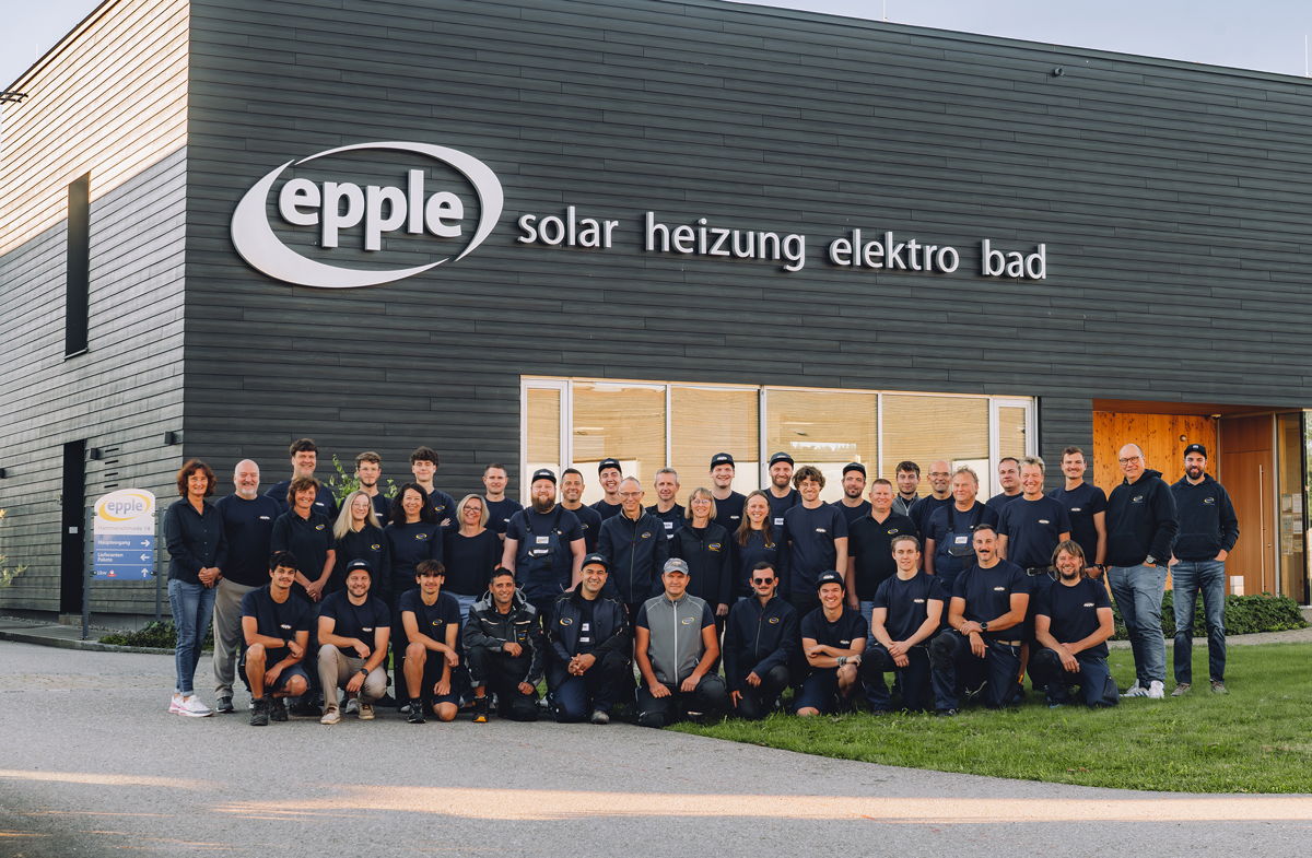 Das Team von Epple vor dem Firmengebäude in Wald