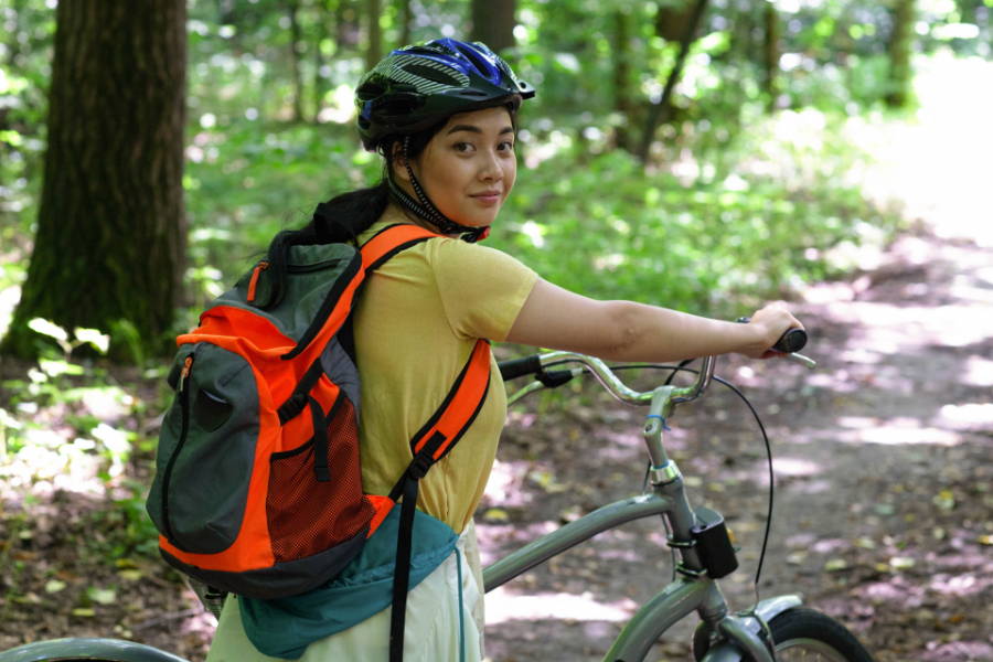山道で自転車を押す女性
