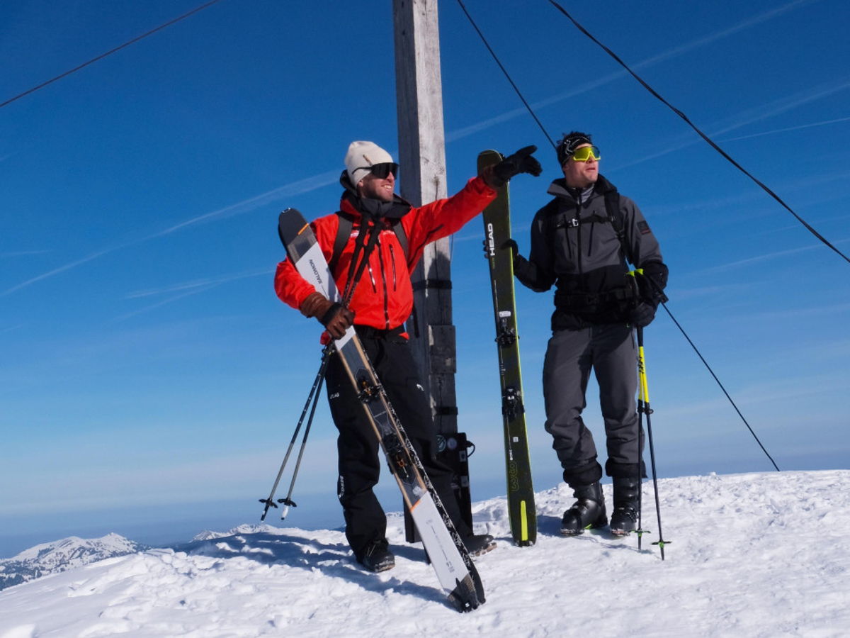 Skiweltmeister Alexander Schmid auf verschneitem Berggipfel