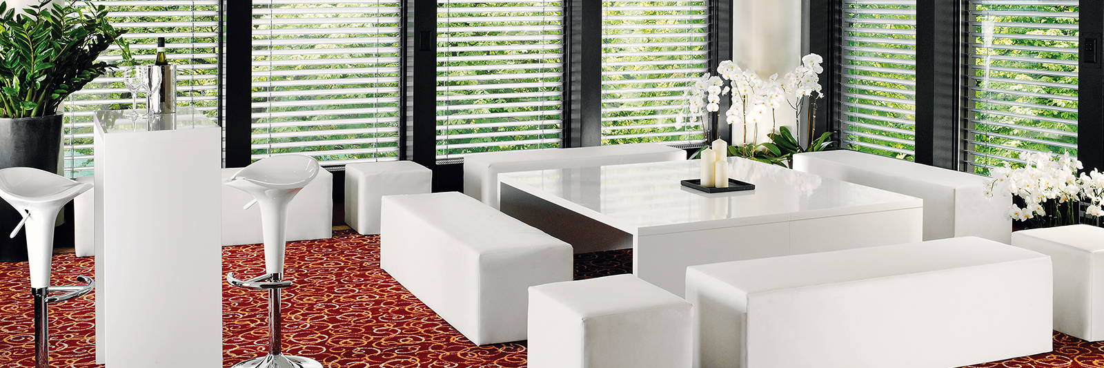 Grosser Loungetisch mieten mit Sitzwürfel und Sitzbank für Firmen Anlass und Event