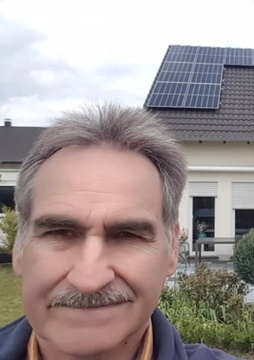 Otto Wede mit Selfie vor seinem Balkonkraftwerk mit 800 Watt und Schrägdachhalterung