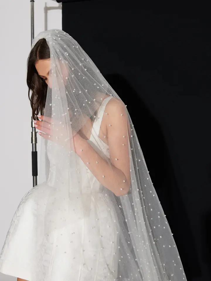 détail avant robe de mariée courte Livvy