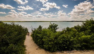 wake beach sandweg zum see