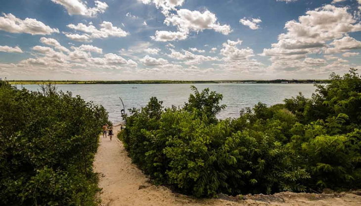 wake beach sandweg zum see