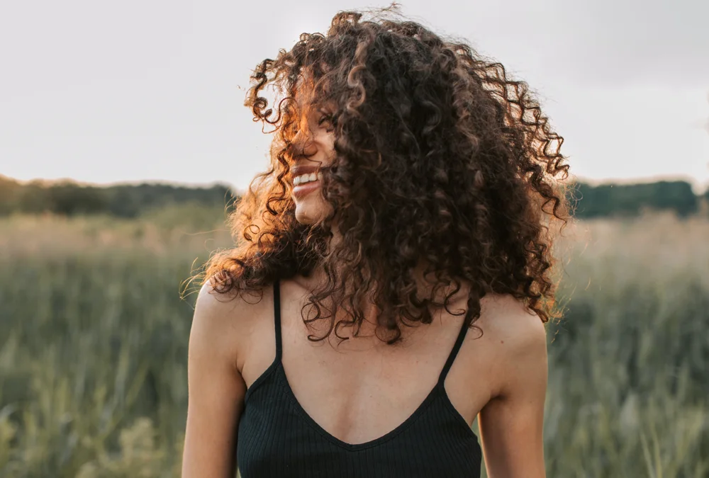 Die Curly Girl Method, eine Methode für lockiges Haar, die auf natürliche Produkte setzt, um definierte, seidige Locken zu erhalten.