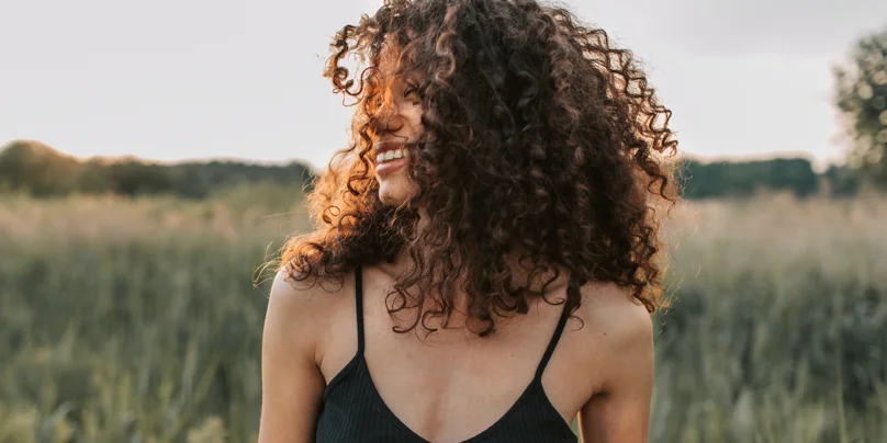 Die Curly Girl Method, eine Methode für lockiges Haar, die auf natürliche Produkte setzt, um definierte, seidige Locken zu erhalten.