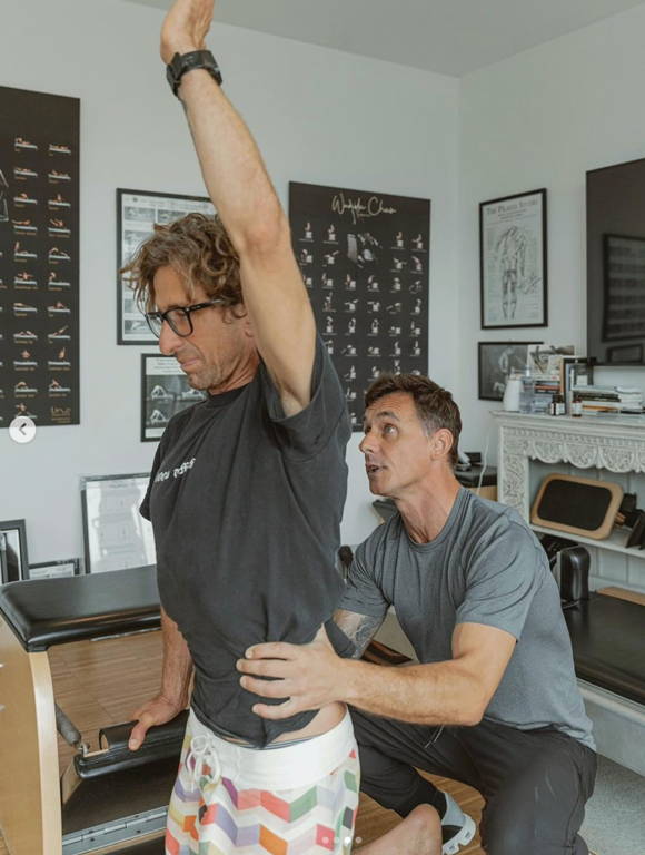Miguel Silva teaching a client on the Gratz Wunda Chair in his studio