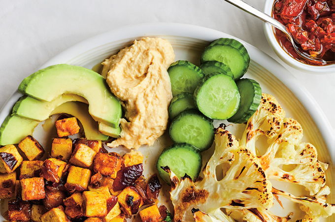 Tofu au confit d’oignon en assiette mezze