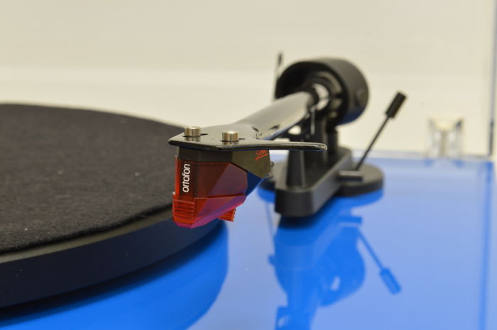 Pro-Ject Debut Carbon - Includes Ortofon 2M Red Cartrid...