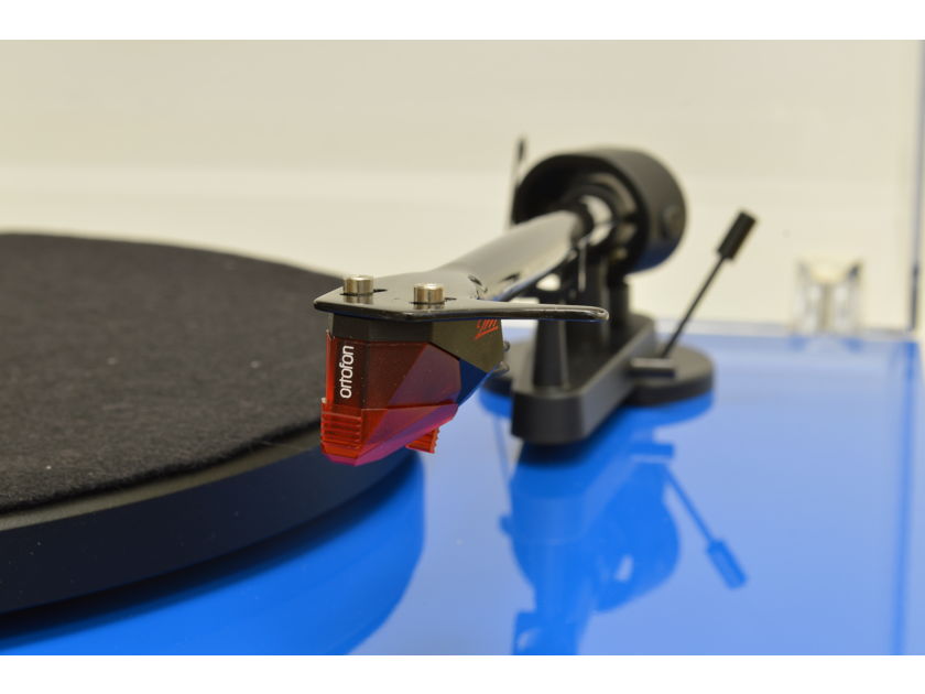 Pro-Ject Debut Carbon - Includes Ortofon 2M Red Cartridge and Dust Cover