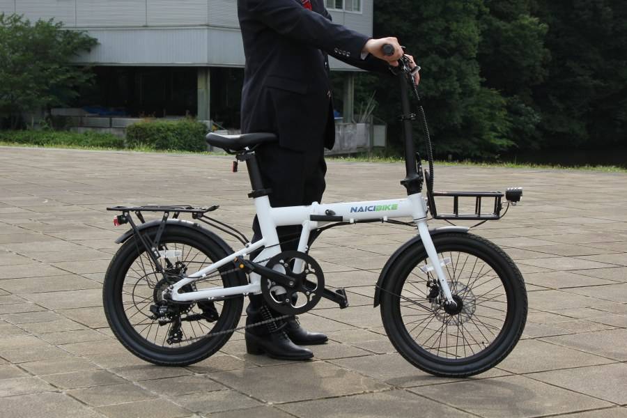 背広を着た男性と自転車