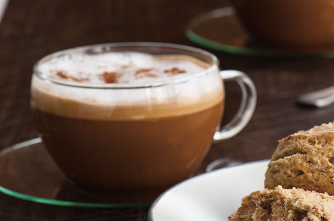 Café au lait de coco et à la muscade