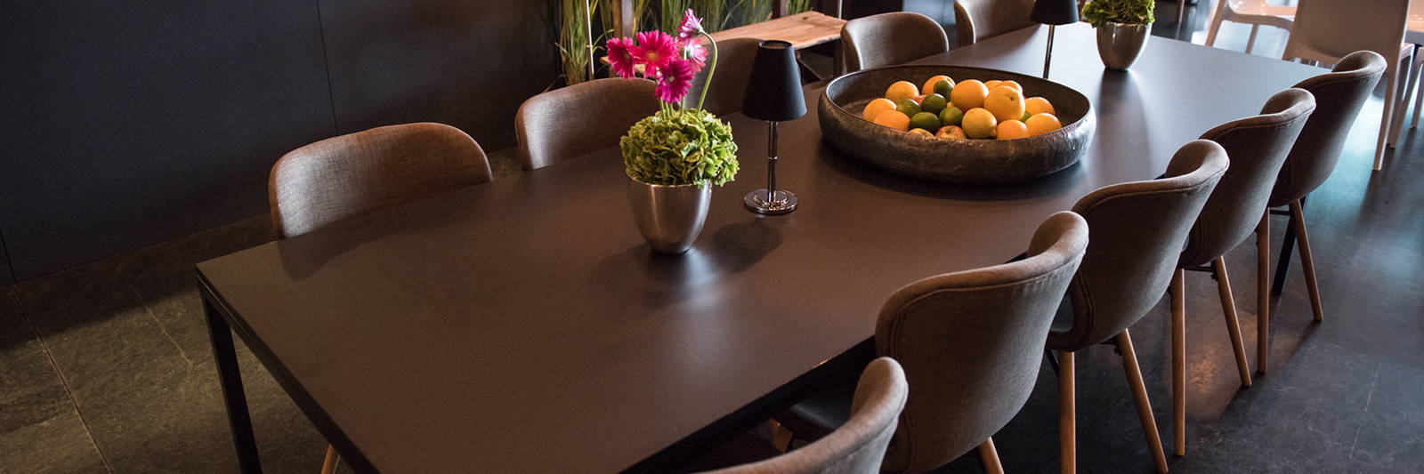 Event Tisch mieten in schwarz mit Poster Stühlen