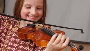 das klingende museum berlin kind spielt geige