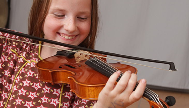 das klingende museum berlin kind spielt geige