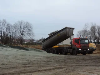  Rozładunek kruszywa na placu składowym w km 15+180