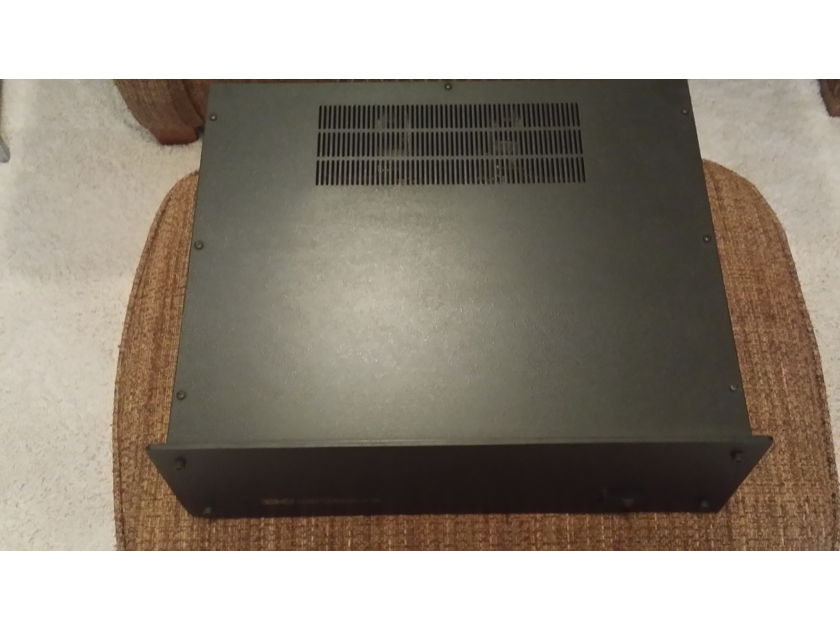 B and K ST-140 Power Amplifier