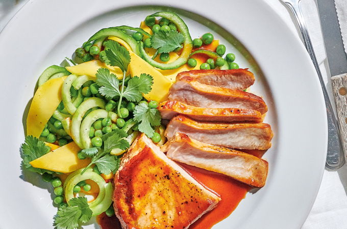 Côtelettes de porc sauce aigre-douce, petits pois, concombre et mangue