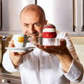 Luca Montersino Brand Ambassador Filicori Zecchini - Ritratto con tazzina e dolce