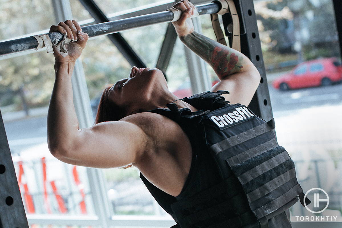 female athlete doing pull ups female athlete doing pull ups