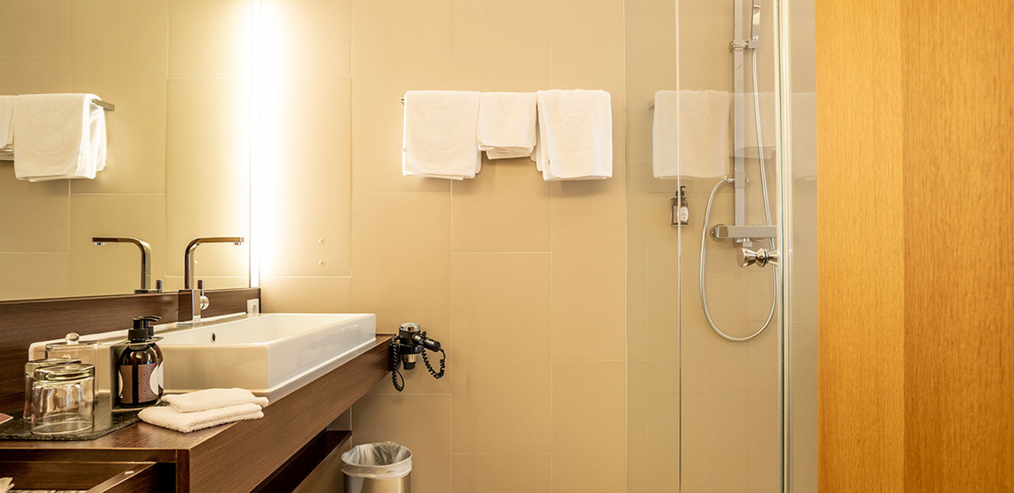 Modernes Badezimmer im Zimmer Kanisfluh des Hotel Sonne Mellau