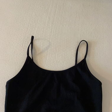 Basic schwarzes crop top