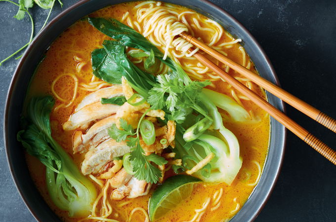 Soupe ramen au lait de coco, au poulet et au bok choy