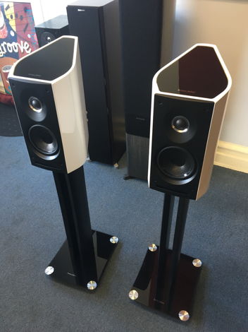 Sonus Faber Venere 1.5 with stands