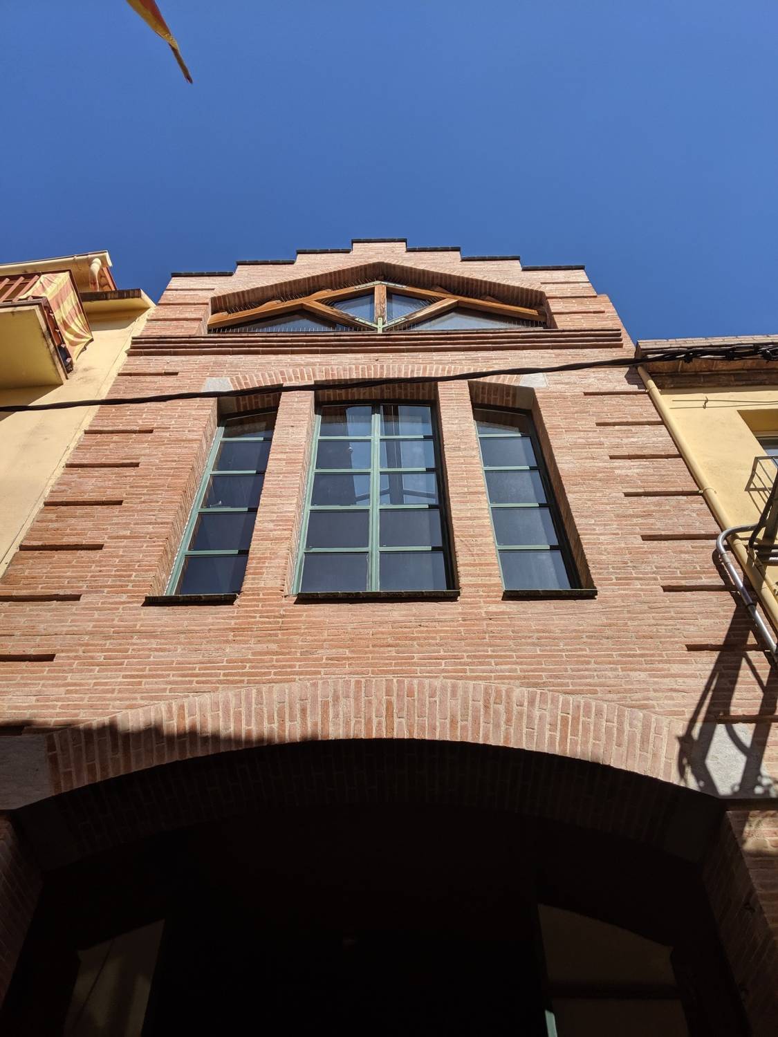 Un edificio de obravista muy bonito al estilo industrial de l siglo veinte