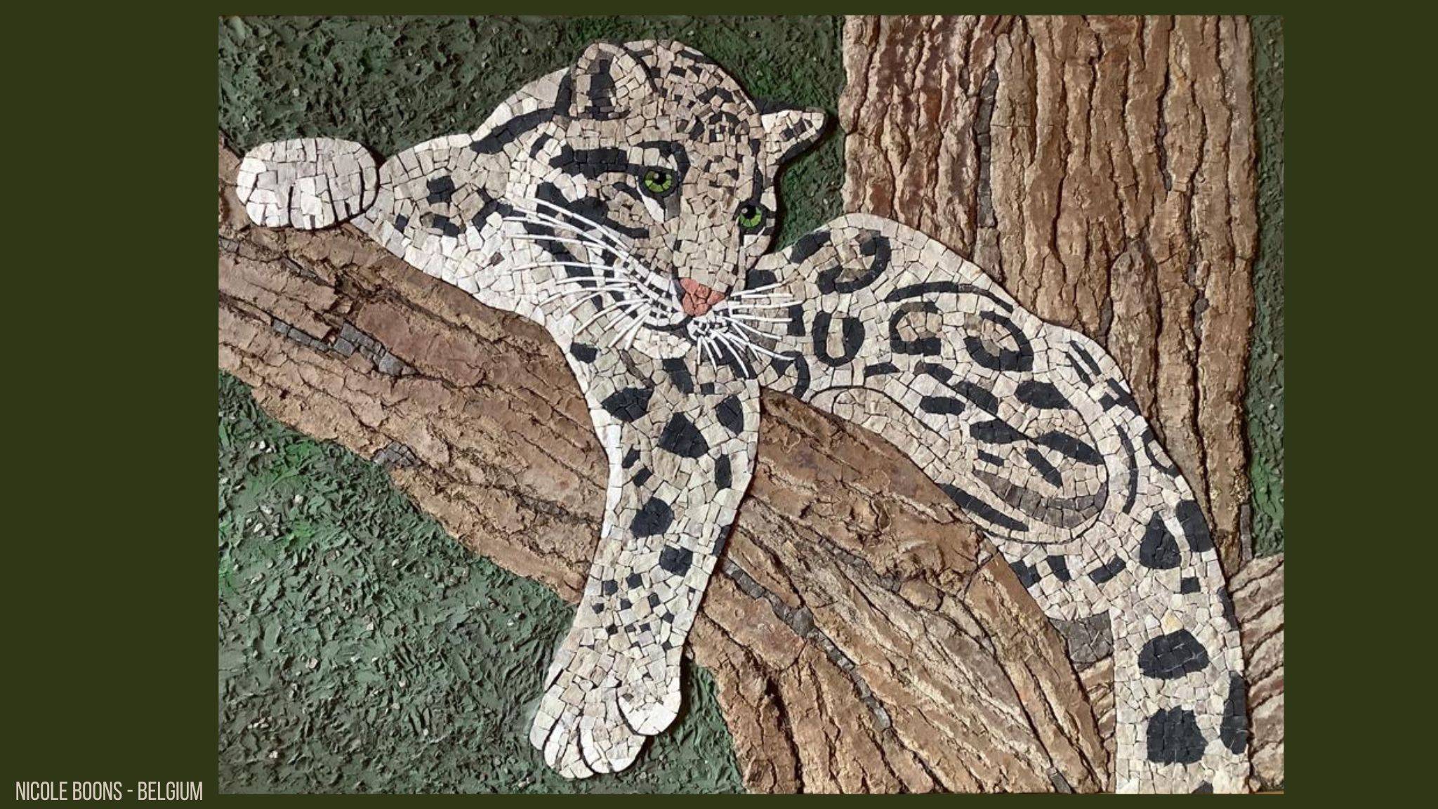 Mozaiek van een luipaard rustend op en tak in een boom. Luipaard is in marmer gemaakt, boom en tak van boomschors. 