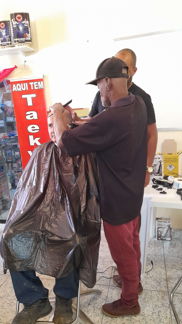 Formado do curso de barbeiro cortando o cabelo do Itamar do Projeto