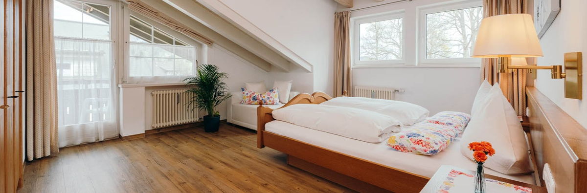 Ferienwohnung mit getrennten Schlafzimmern: Hier ein gemütliches Doppelbett.