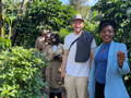 Valentin mit Team der Kabila Washing Station zwischen Kaffeepflanzen in Gakenke, Ruanda.