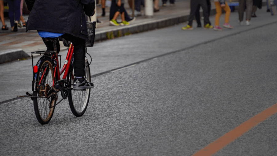 道路を走る自転車
