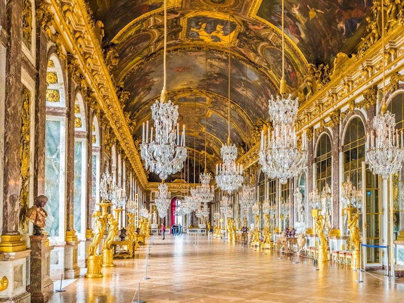 La célèbre Galerie des Glaces du Château de Versailles avec ses lustres en cristal, ses dorures et ses peintures au plafond