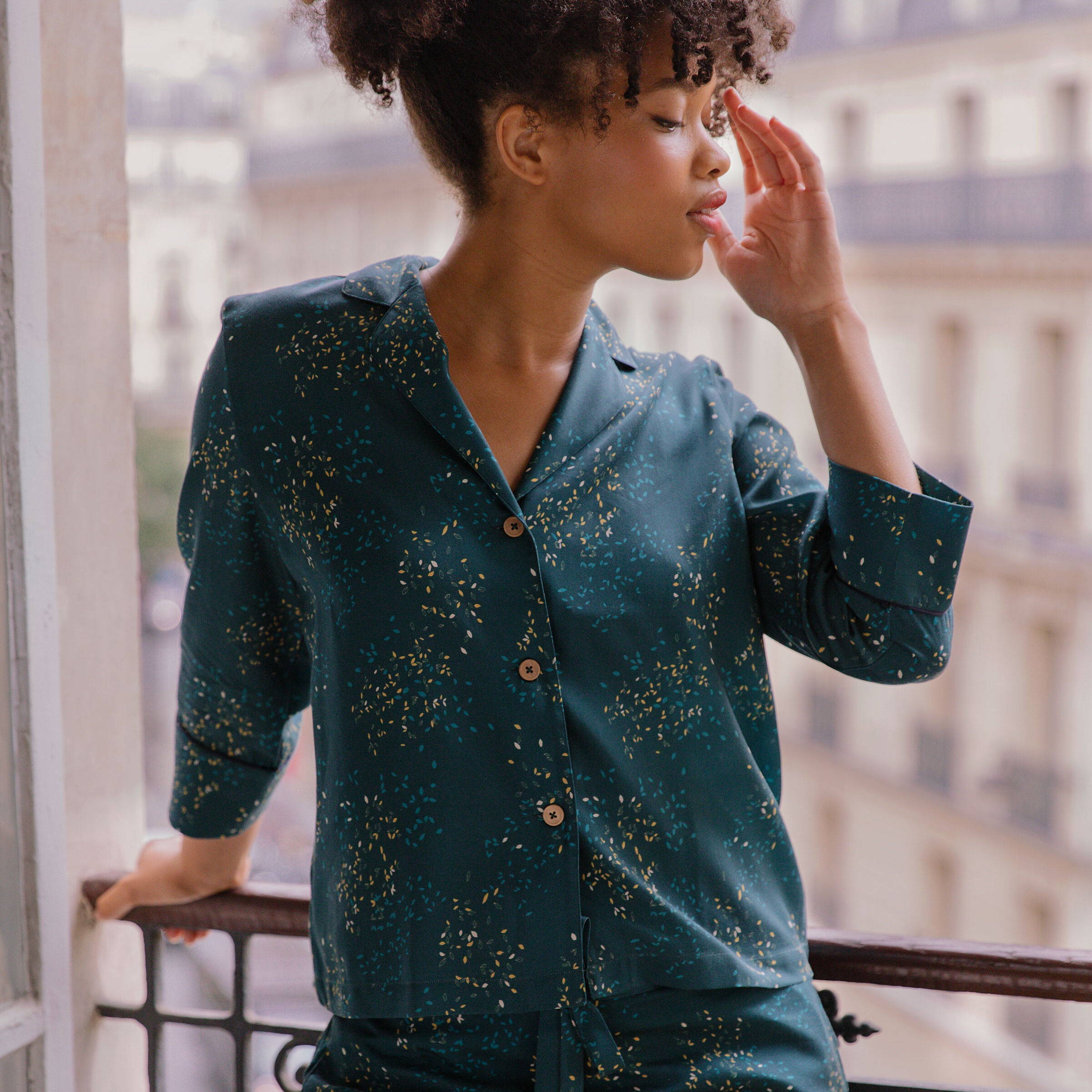 Nêge Paris - Pyjama Rue des Etoiles chemise pantalon vert profond habillé de lueurs orange et dorées