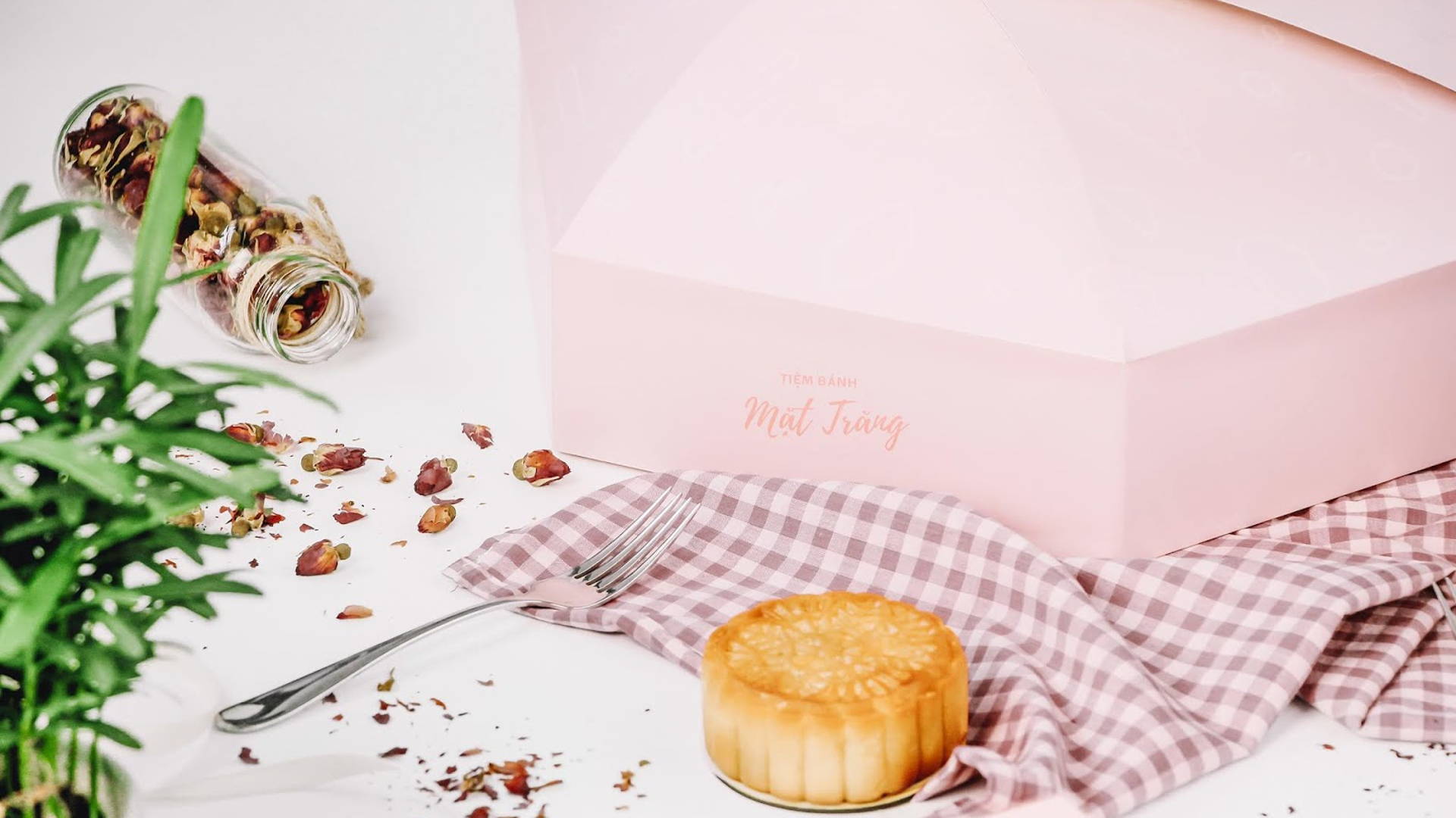 Featured image for Moon Bakery Elevates Moon Cake Packaging