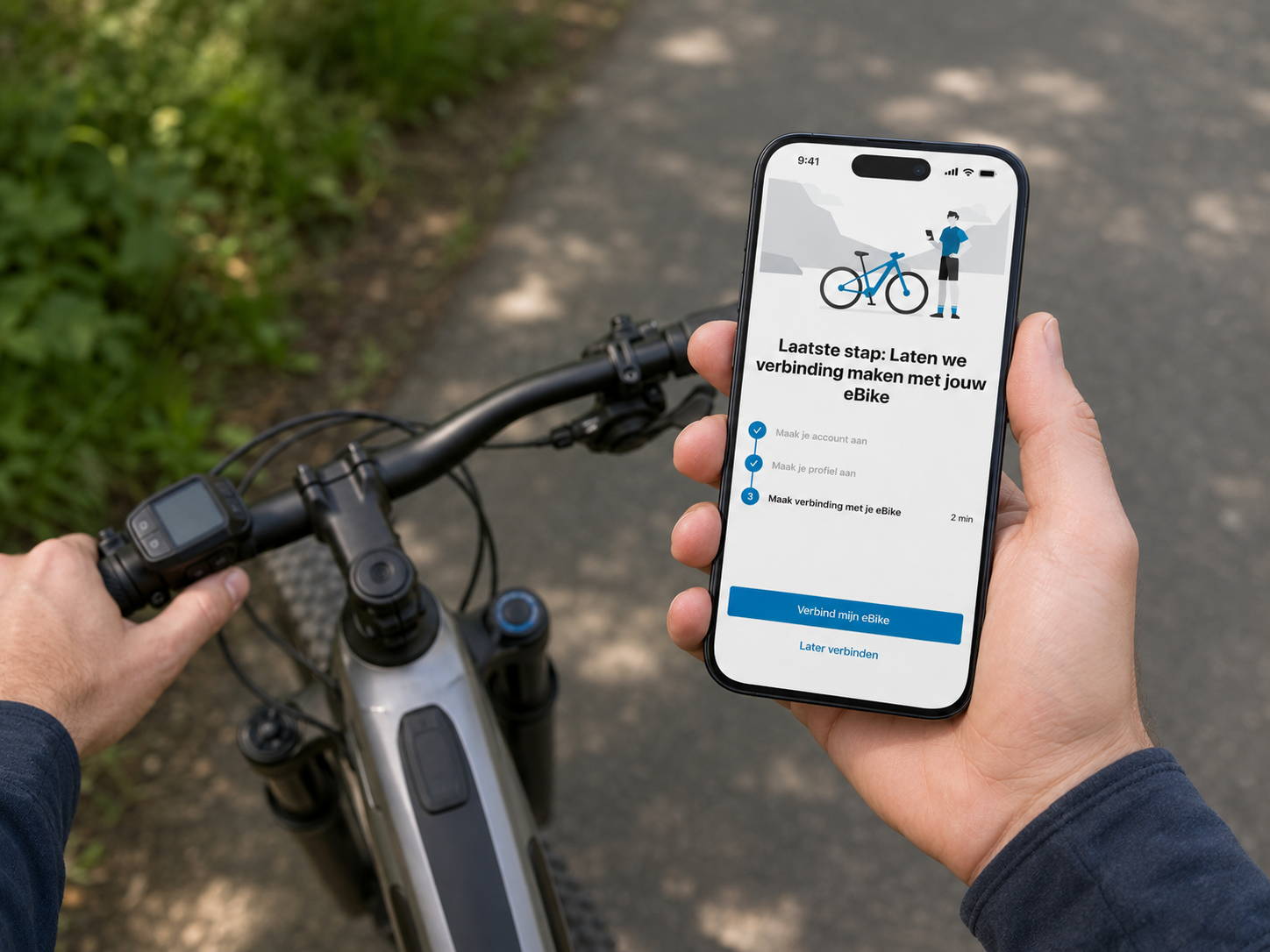 POV-beeld van een fietser die naast zijn e-bike staat en op zijn smartphone de Bosch eBike Flow-app opent om verbinding te maken met de fiets.