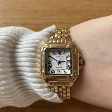 Goldene Armbanduhr mit blauen perl-details