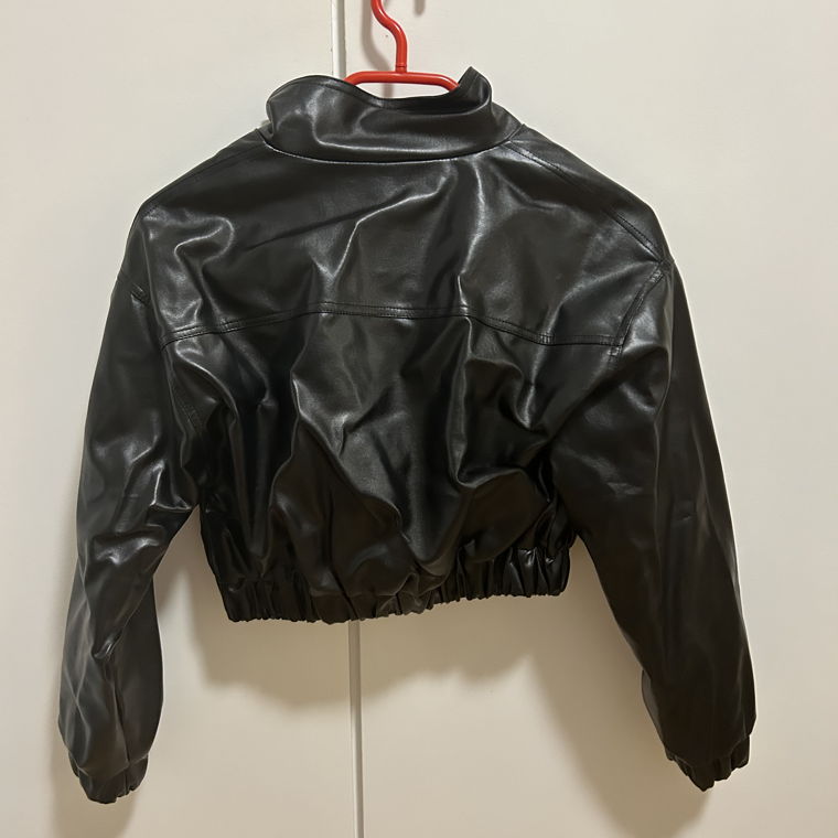 Cropped Jacket aus Kunststoff schwarz