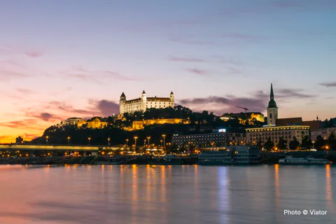 Private transfer from Budapest to Prague with a Sightseeing stop
