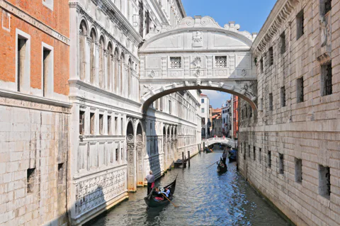 30-50-Minute Gondola Tour under the Bridge of Sighs with Audio Guide