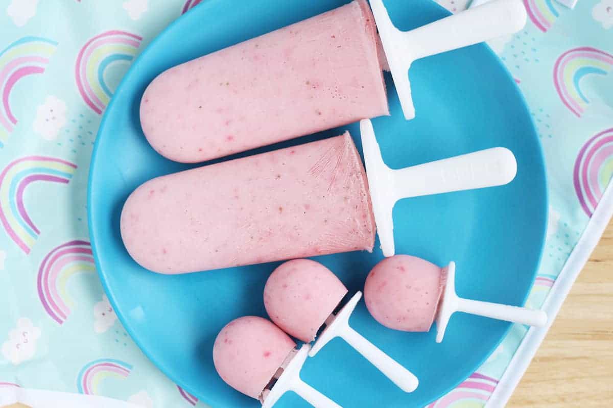 Easy Strawberry Popsicles (with Greek Yogurt!) - Yummy Toddler Food