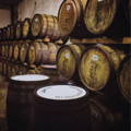 Chai traditionnel dunnage warehouse rempli de fûts de Whisky en bois à la distillerie Tobermory sur l'île de Mull dans les Hébrides intérieures d'Ecosse
